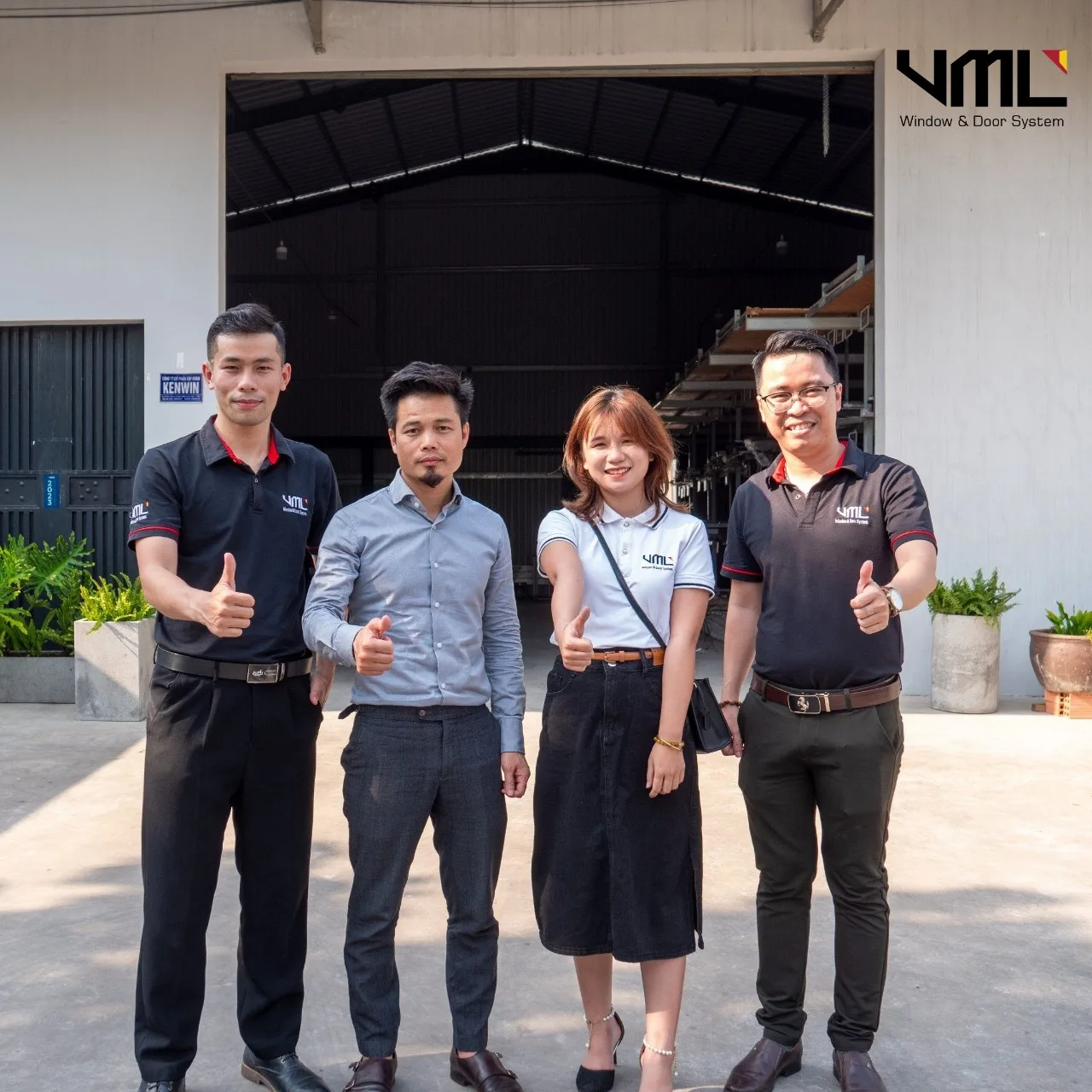 Đại diện nhôm Kogen anh Ngô Long (thứ 2 từ trái qua) đến thăm xưởng sản xuất Việt Minh Long