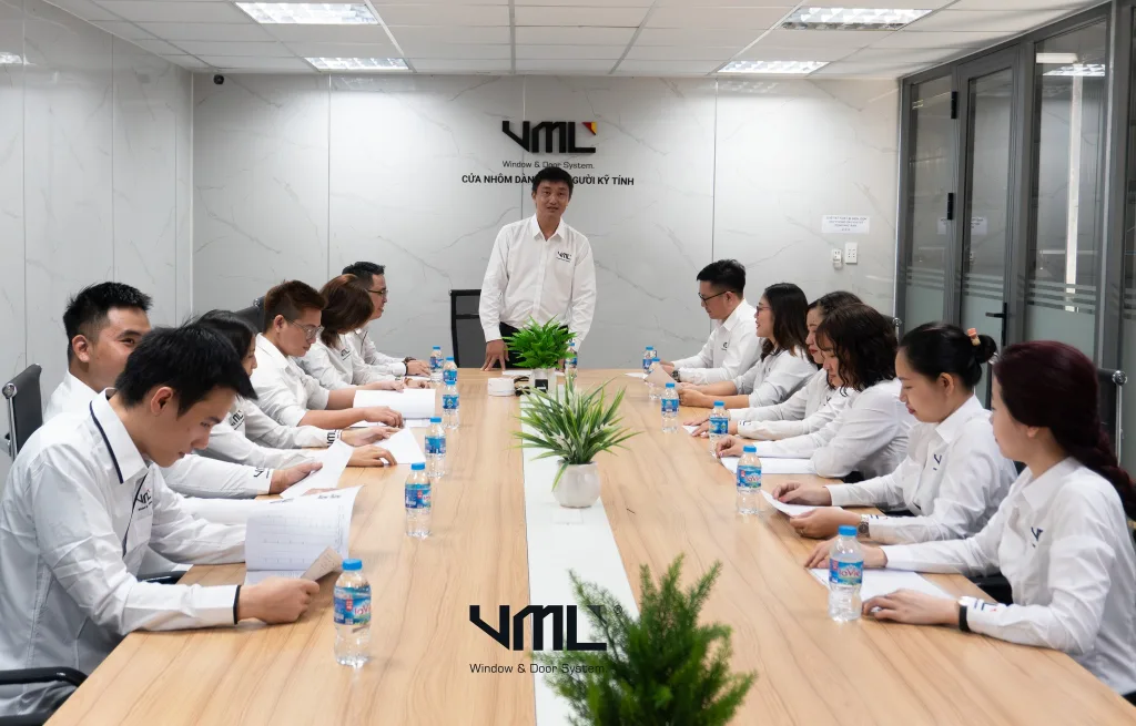 Đội ngũ nhân sự Việt Minh Long tại các cuộc họp (CEO anh Bùi Văn Liêm đứng giữa)