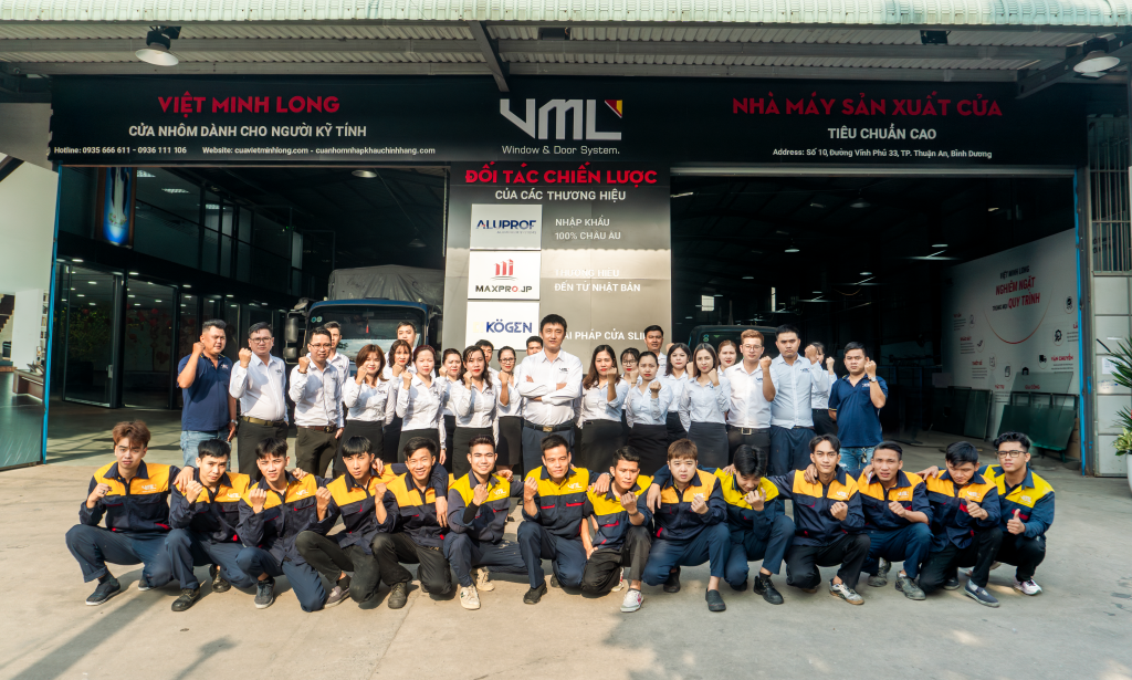 Tập thể nhân sự tại Cửa Việt Minh Long