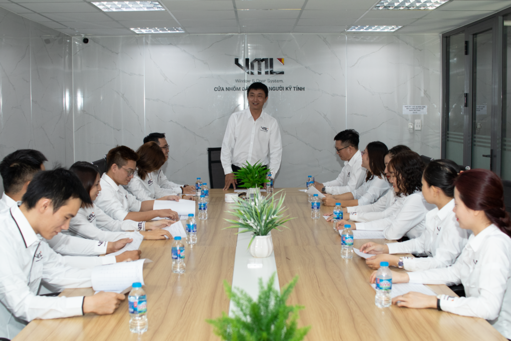 Chèn hình Đội ngũ nhân sự Việt Minh Long tại các cuộc họp (CEO anh Bùi Văn Liêm đứng giữa)